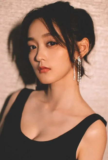 Viva He 何泓姗, Chinese Actress